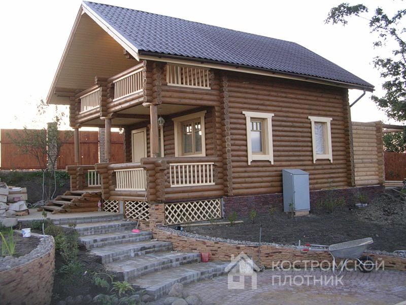 Дом из бревна 5.5х7.5м с террасой и балконом