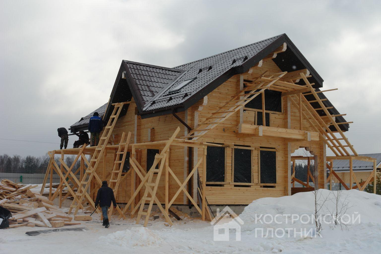 Дом из профилированного бруса 8.5х8м с террасой и балконом